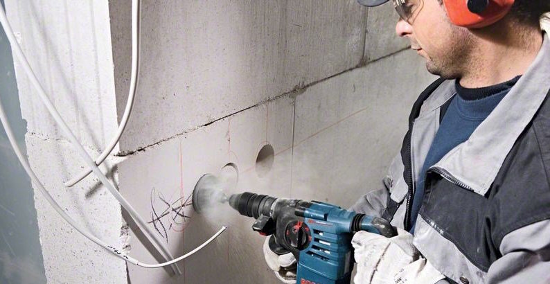 монтирует-новую-проводку Какой выбрать подрозетник.jpg